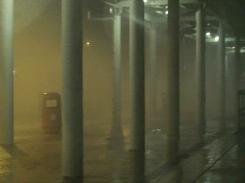 2009年9月14日晚，横扫海堤至停车场的台风Koppu，香港。音频。视频素材
