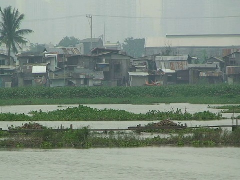 2009年，菲律宾马尼拉市中心贫民窟附近的洪水视频素材