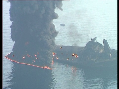 意大利，地中海热那亚，Haven油轮在海上起火，浓烟滚滚。视频下载