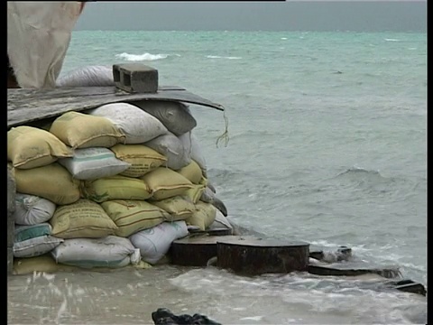 海浪拍打沙袋，基里巴斯，中太平洋视频下载