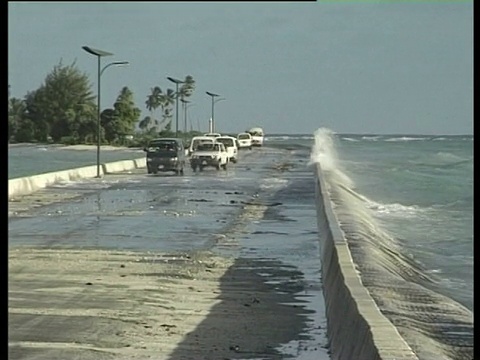 基里巴斯，中太平洋，MS海浪冲击堤造成汽车转向。视频下载
