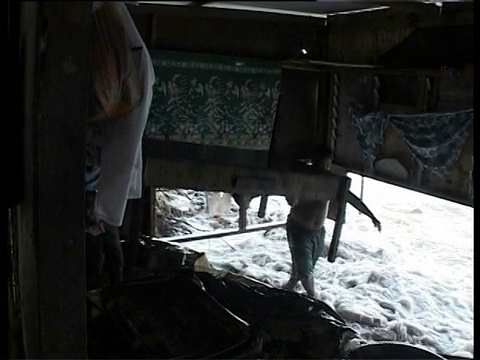 在太平洋中部基里巴斯，当人们把家具移到水够不到的地方时，海浪冲进了房子。视频下载