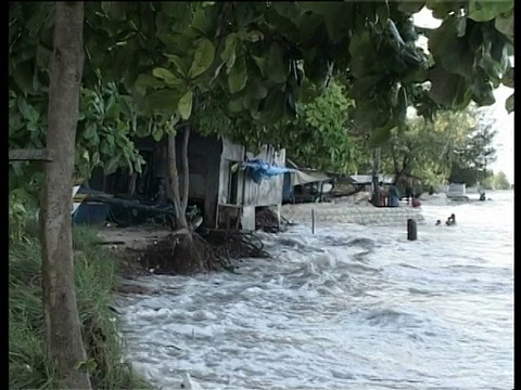 海浪冲击着中太平洋基里巴斯的海滩。视频下载