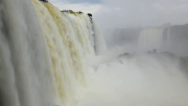 从巴西伊瓜苏瀑布倾泻而下的水流运动视频素材