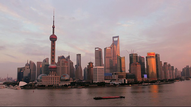 日落城市天际线与东方明珠，黄浦江，浦东区，上海，中国，亚洲视频素材