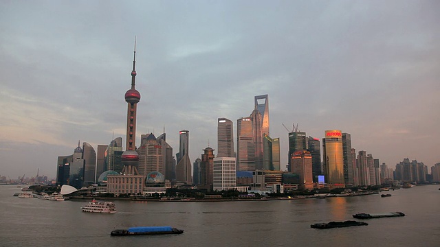 货船经过黄浦江上的东方塔，上海，中国，亚洲视频素材