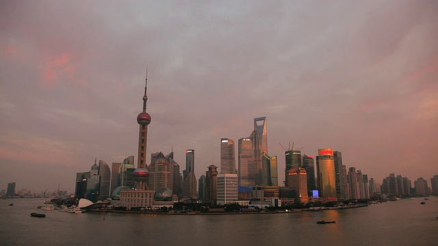 日落城市天际线与东方明珠，黄浦江，浦东区，上海，中国，亚洲视频素材