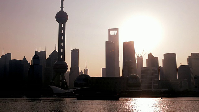 日出剪影在城市天际线与东方明珠塔，黄浦江，浦东区，上海，中国，亚洲视频素材