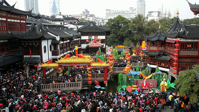 中国上海，亚洲，人们在农历新年参观豫园和购物区视频素材