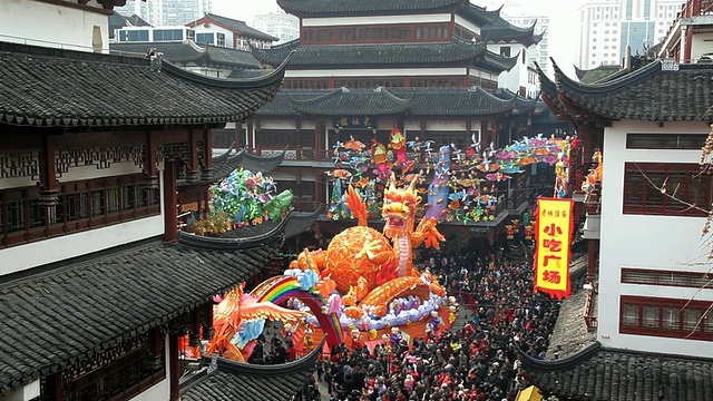 中国新年彩龙雕像，豫园，上海，中国，亚洲视频素材