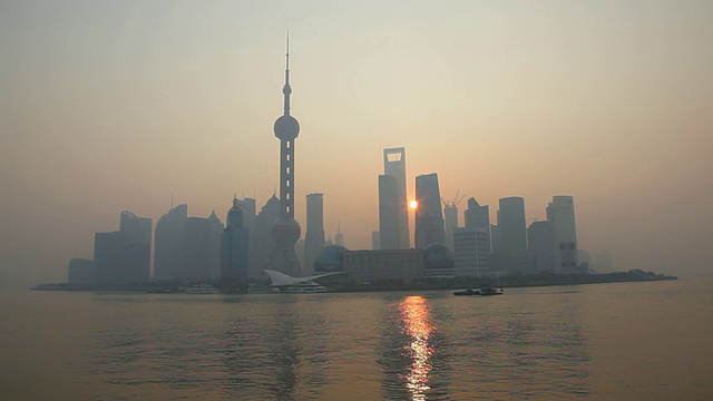 日出在现代上海城市，东方明珠塔，黄浦江，浦东区，上海，中国，亚洲视频素材