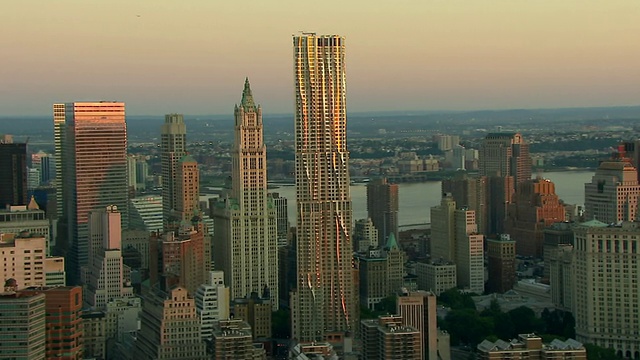 宽镜头空中推入推出跟踪-阳光反射在曼哈顿的摩天大楼。/纽约市视频下载