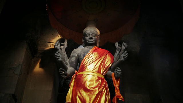 8臂毗瑟奴雕像和熏香烟雾在前景/暹罗，柬埔寨视频下载
