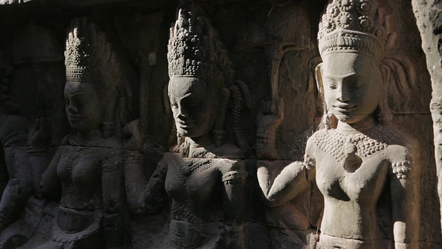 柬埔寨暹粒吴哥窟古庙内雕刻的石像视频下载