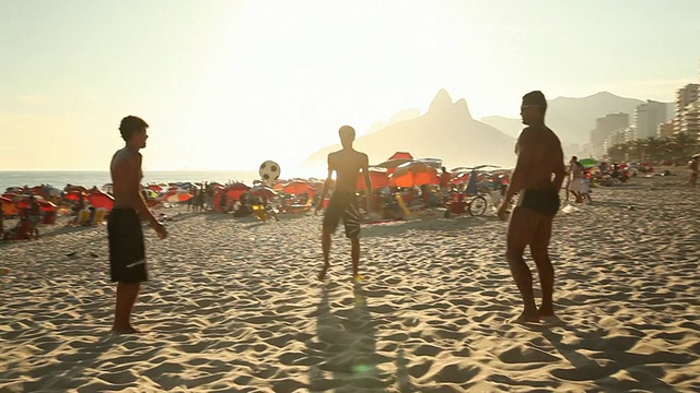 伊帕内玛海滩，男孩们在踢沙滩足球视频素材
