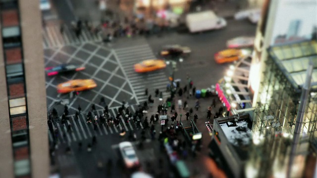 美国纽约，汽车和行人穿过繁忙的十字路口视频素材