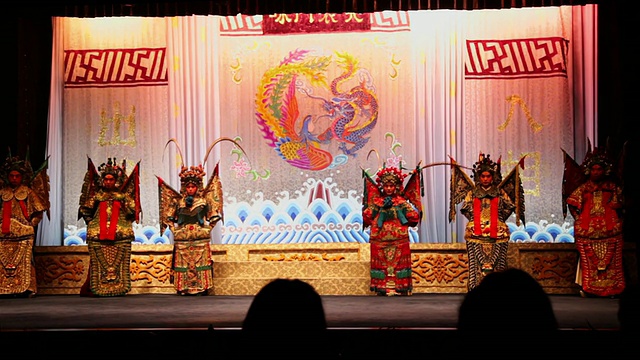 MS中国戏曲演员在舞台上表演传统戏剧在西安，陕西，中国视频下载