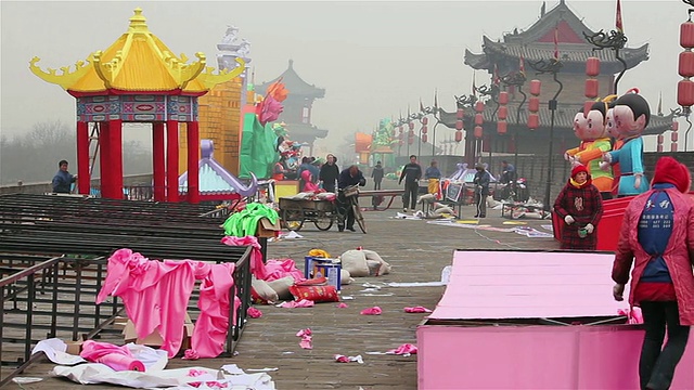 潘女士:春节前，工人们正在制作中国传统灯笼灯/陕西西安，中国视频素材