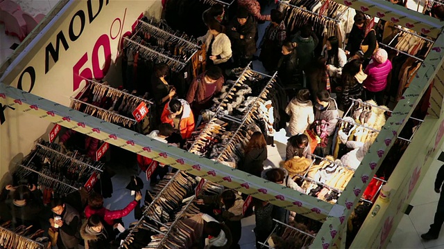 人们在购物中心购物/陕西西安，中国视频素材