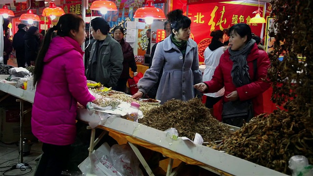 中国陕西西安春节市场特卖的各种食品视频素材