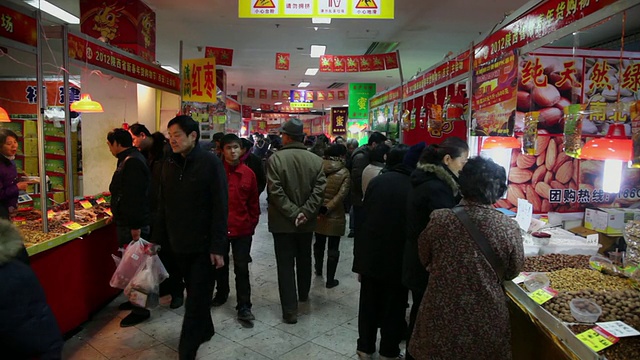 中国陕西西安春节市场特卖的各种食品视频素材