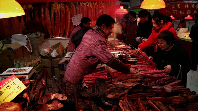 中国陕西西安春节市场特卖的各种肉制品视频素材