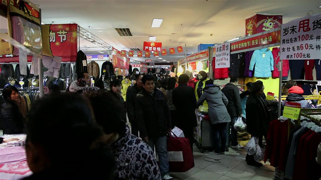 中国陕西西安，春节期间在市场特价销售的WS服装视频下载