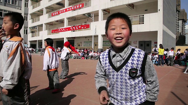 MS School kids playing on ground AUDIO /西安，陕西，中国视频素材