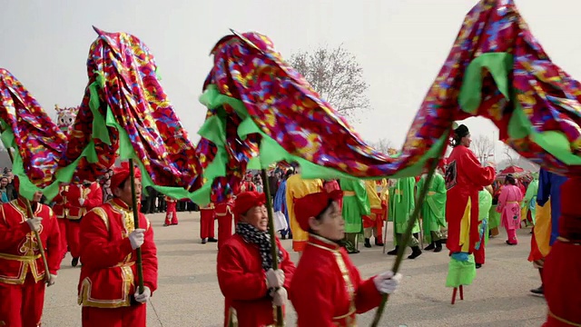 WS PAN中国民间艺人在庙会上表演庆祝中国春节视频下载