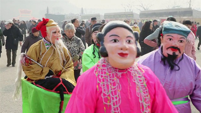 MS中国民间艺人穿着服装在庙会上表演庆祝中国春节/陕西西安视频下载