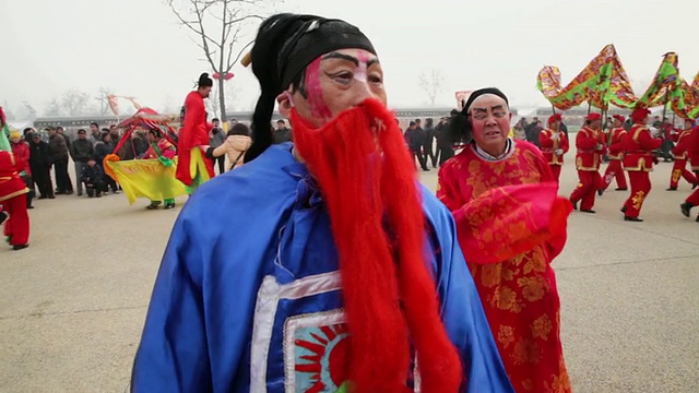 MS TS中国民间艺人在庙会上表演庆祝中国春节视频素材