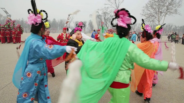 人们装扮成中国神话人物在庙会上摆姿势庆祝中国春节视频下载