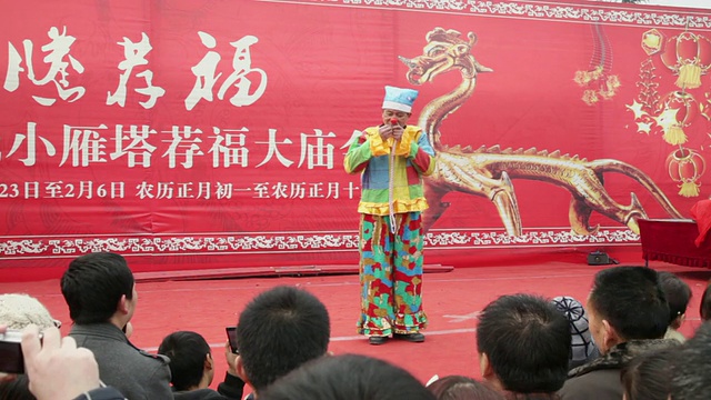 曼女士在庙会上表演魔术庆祝中国春节/陕西西安视频素材