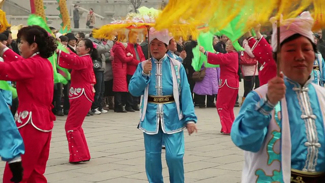 中国春节期间，人们在西安音响公园表演秧歌视频下载