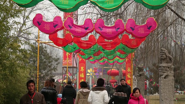 中国陕西西安小雁塔公园庆祝春节的灯笼装饰视频下载
