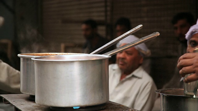 印度德里，茶摊上的CU Man泡茶视频素材
