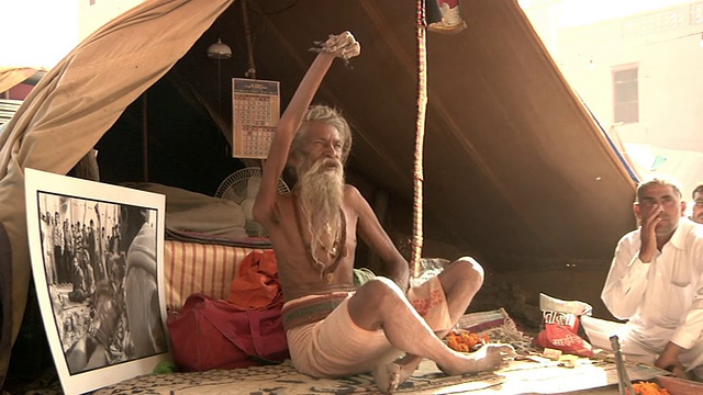 Sadhu举起手臂在营地视频下载