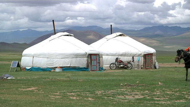 哈萨克人的蒙古包和男孩骑着马经过视频下载