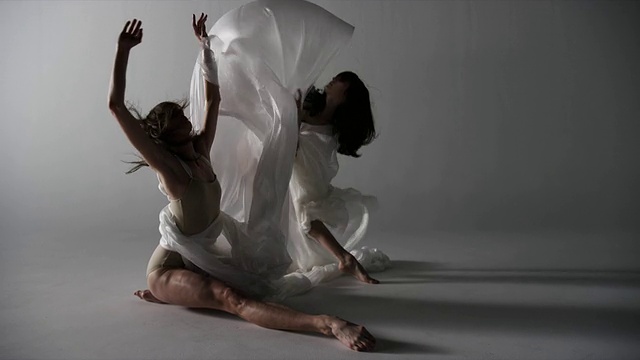 两个女人披着丝绸围着她们跳舞视频素材