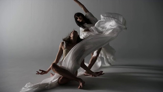 两个女人披着丝绸围着她们跳舞视频素材