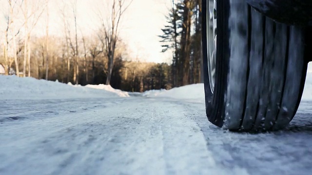 轮胎在冰上打滑角度极低视频下载