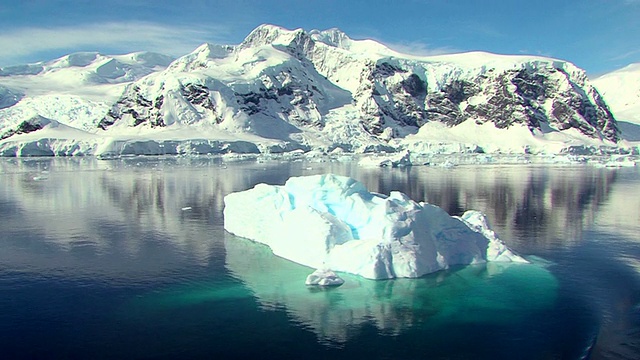 经过南极洲的冰山视频下载
