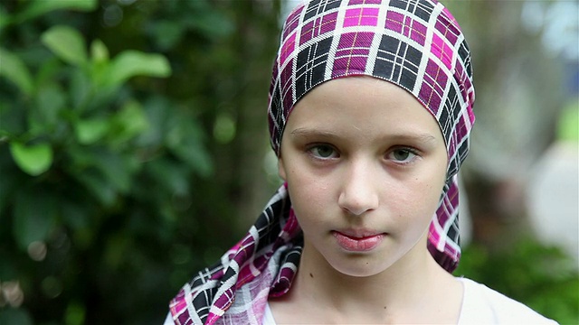 微笑的年轻女孩癌症幸存者视频下载