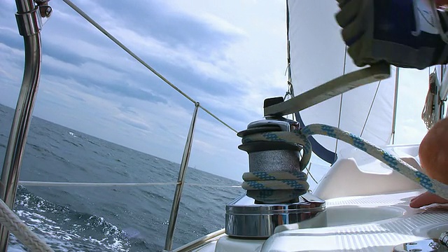 HD:在船上转动帆绞车视频素材