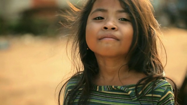 微笑的柬埔寨女孩的肖像视频下载
