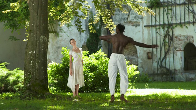 高清多莉:公园里的两个优雅的芭蕾舞者视频素材
