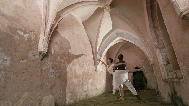 高清多莉:在城堡走廊跳舞芭蕾的影子视频素材