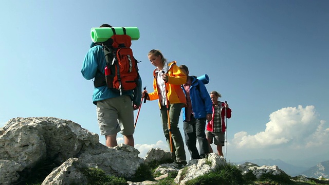 一群背包客到达山顶视频素材