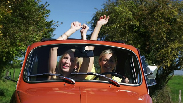 两个女孩开着车视频素材