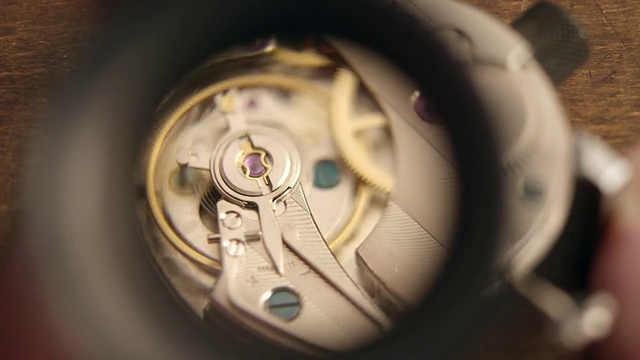 钟表匠装配手表视频素材